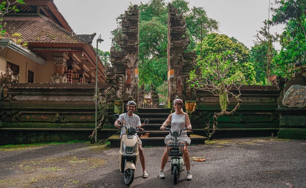 Couple doing Ebike Tour in Ubud Bali